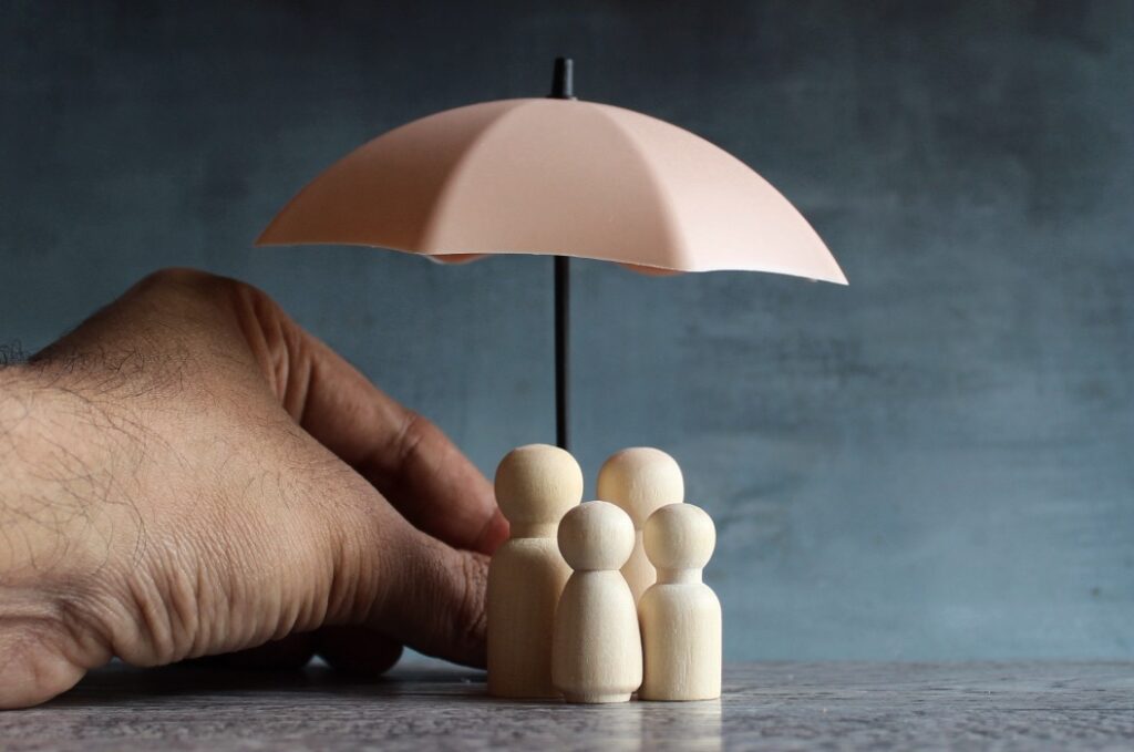 Regenschirm und Holzpuppen mit Kopiervorlage. Schutz der Familie und