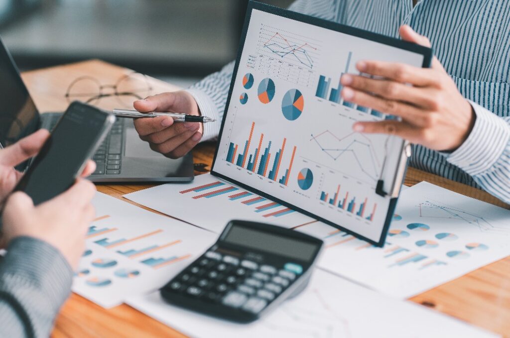 Treffen mit dem Finanzmanager, um den Erfolg des Unternehmenswachstumsprojekts zu besprechen